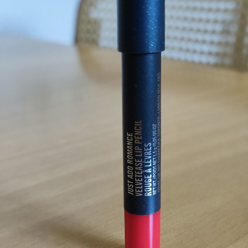 MAC Velvetease Lipstick Pencil red long-lasting, like new