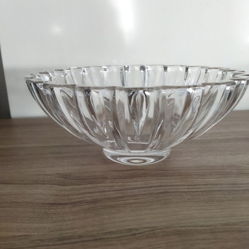 Classic crystal bowl with embossed ribs, like new