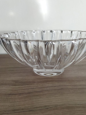 Classic crystal bowl with embossed ribs, like new