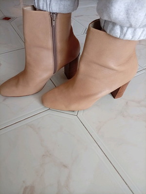 Zara leather ankle boots slightly used, beige, size 41