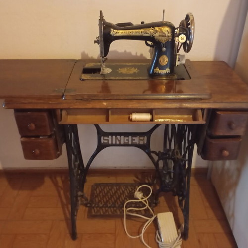 Singer sewing machine vintage used, functional, circa 1927