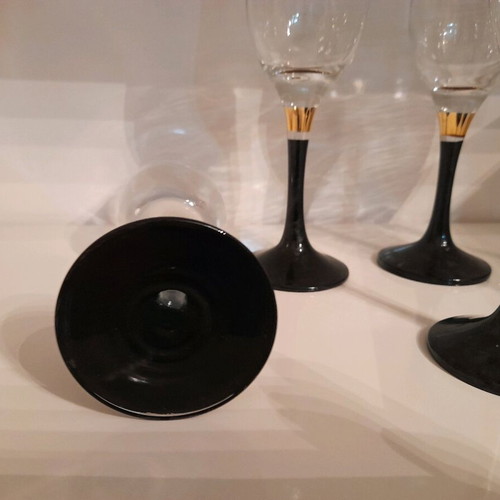 Stemmed glasses like new, set of 6 with gold and black base