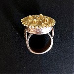  Ασημένιο παραδοσιακό σαρακατσάνικο δαχτυλίδι, βάρους 15,11 γραμμαρίων. Μέγεθος 60 η 9 1/8. Διάμετρος επιφάνειας δαχτυλιδιού 27,67 χιλιοστά. Σε εξαιρετική κατάσταση.