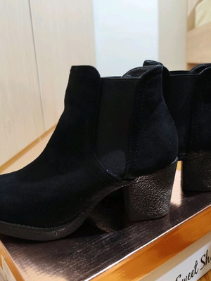 Black women's ankle boots like new, size 37