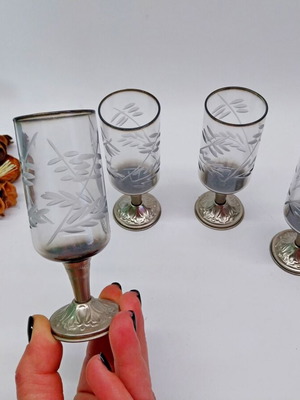Set of 4 smoked crystal aperitif glasses with metal stems
