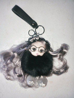 Κουκλάκι μπρελόκ με γουνάκι και κεφαλάκι κοριτσιού σαν καινούργιο