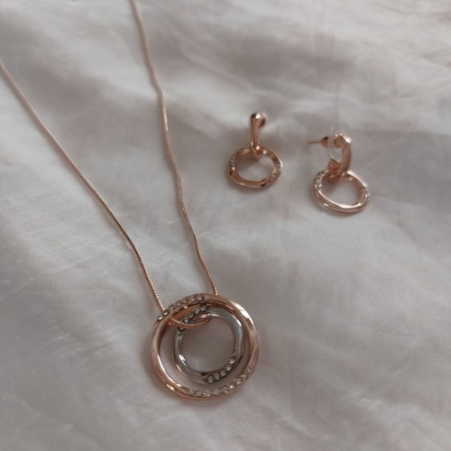 Jewelry set in rose gold with sparkling stones like new