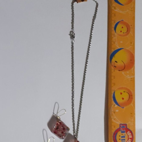 Set of two handmade parallelogram-shaped pendants and earrings with resin and glass beads