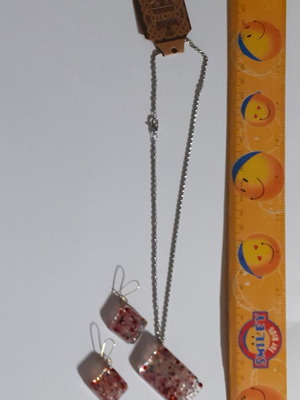 Set of two handmade parallelogram-shaped pendants and earrings with resin and glass beads