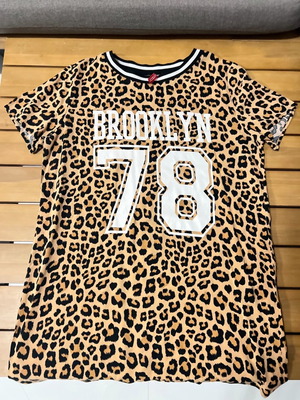 H&M Divided T-shirt with animal print and "Brooklyn 78" print like new, size M