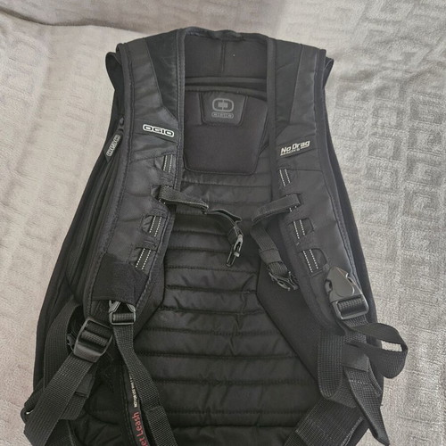 Ogio No Drag Mach 5 Stealth shoulder bag like new, black