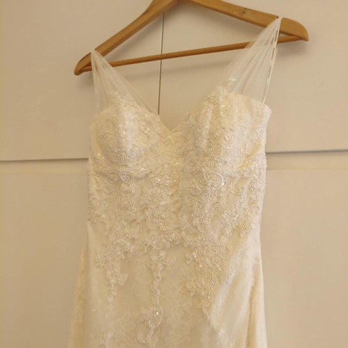 Ronda wedding dress by Pronovias like new, size Small, ivory