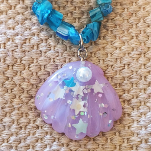 Summer necklace with beads and purple shell, new