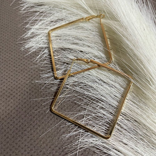Square-shaped earrings new, modern geometric hoop style
