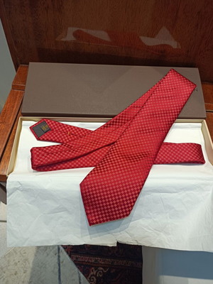 Louis Vuitton tie new, red and pink