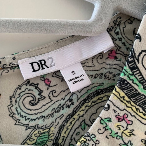 Sleeveless beige paisley top like new