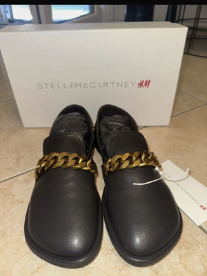 Loafers Stella McCartney x H&M καινούργια, σκούρο καφέ με χρυσή αλυσίδα
