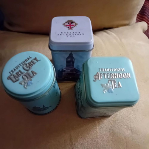 Metal tins used, set of 3, English origin, height 7cm