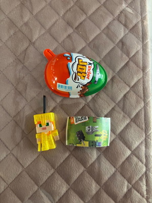 Φιγούρα kinder joy Minecraft Alex σε χρυσό, σαν καινούργιο