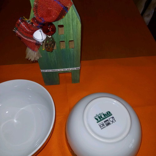 VICKO Christmas bowls like new with wooden decorative gift