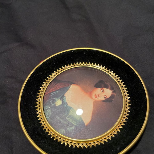 Decorative frames with Renaissance portraits set of 2, like new