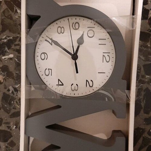 Analog tabletop clock like new
