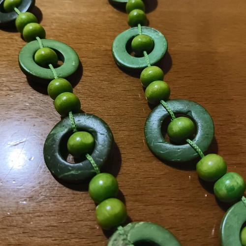 Wooden necklace new, long, green