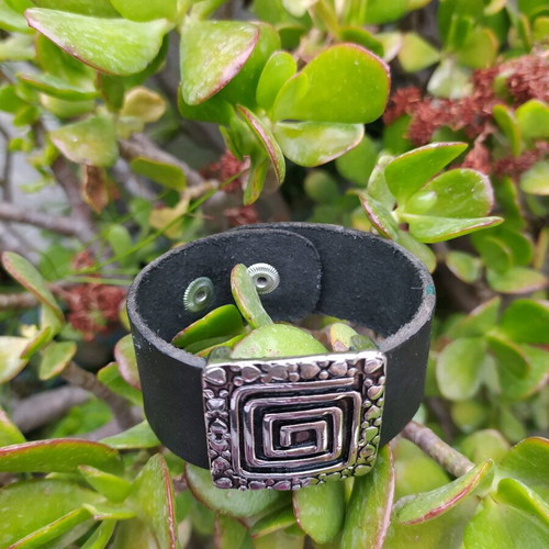 Leather bracelet new with steel detail