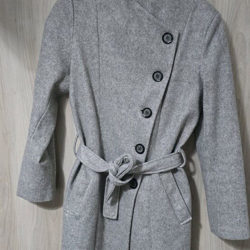 Gray coat with buttons and belt like new