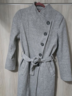 Gray coat with buttons and belt like new