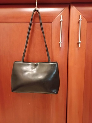 Leather shoulder bag like new, elegant and simple