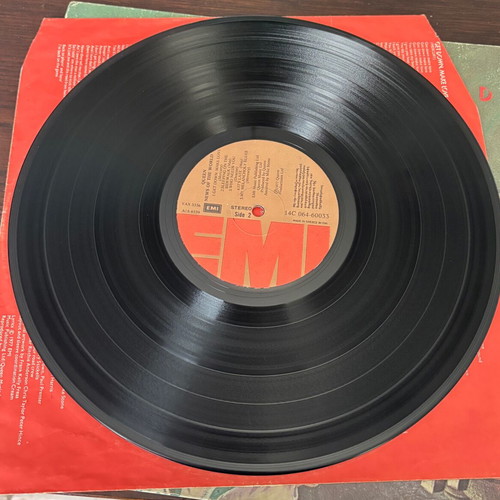 Queen News of the World vinyl LP album like new, classic rock