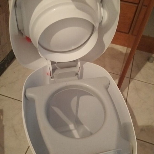 Baby diaper disposal bin like new