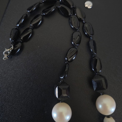 Women's necklace with black and white beads