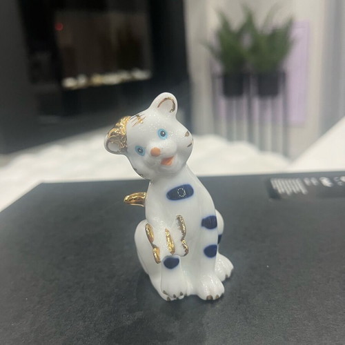 Ceramic cat miniature like new