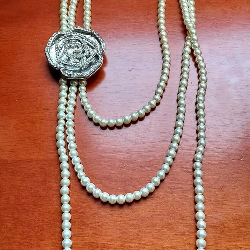 Vintage necklace with three rows of white pearls like new