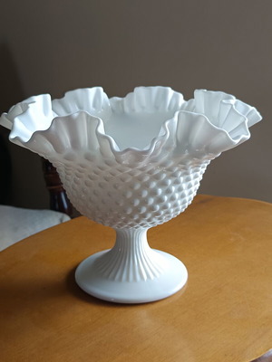 Fenton Milk Glass Hobnail Fruit Bowl vintage, like new