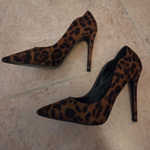 Migato Leopard Print Pumps with Pointed Toe