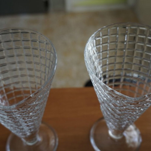 Set of 2 glass glasses with embossed design new