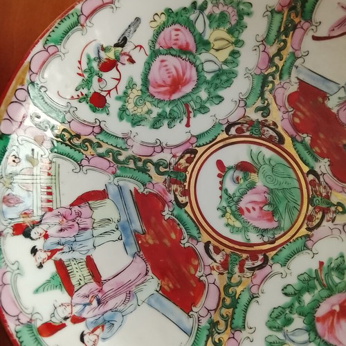 Decorative deep plate like new with rich Chinese export porcelain painting