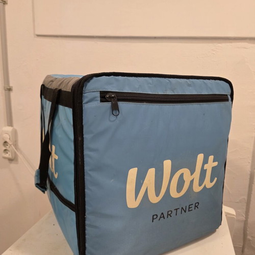 Wolt delivery box with strap