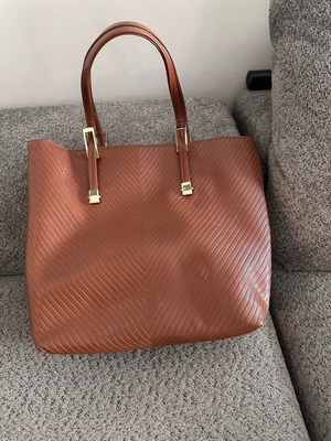 Shoulder bag like new with spacious compartments