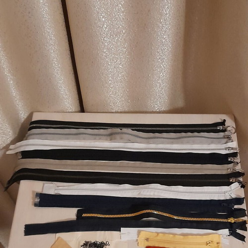 Sewing accessories and zipper set like new