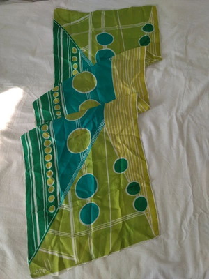 Retro 70s green scarf like new