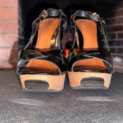 Schutz patent leather sandals with wooden heel like new