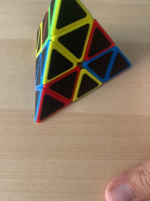 Κύβος του Rubik τρίγωνο μεταχειρισμένο, όχι λυμένος
