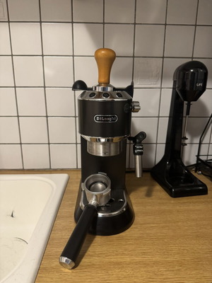 De'Longhi Dedica Pump Espresso Machine 1300W 15bar Black like new