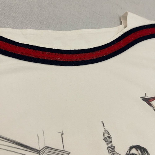 Women’s MD white T-shirt like new, size M