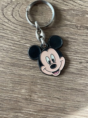 Metal keychain with Mickey color