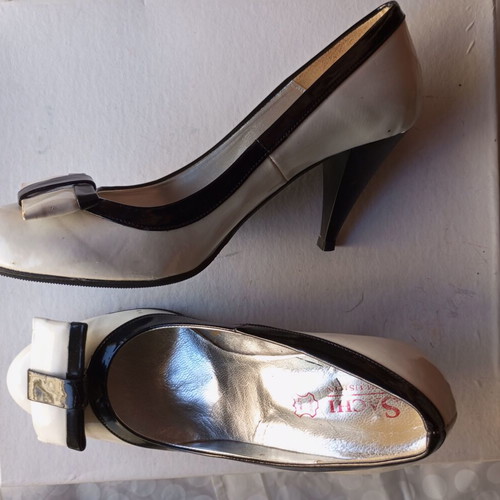 Patent leather pumps size 39, new, white and black